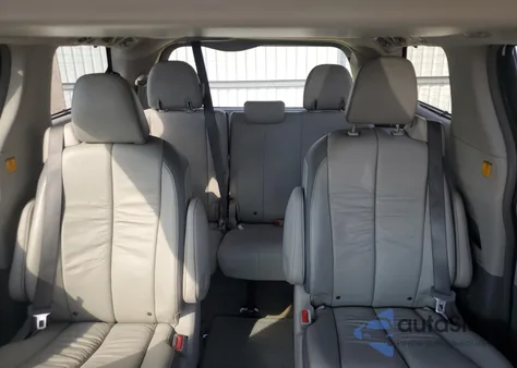 2011 Toyota Sienna Xle z USA, uszkodzony, nr VIN 5TDDK3DC8BS028811